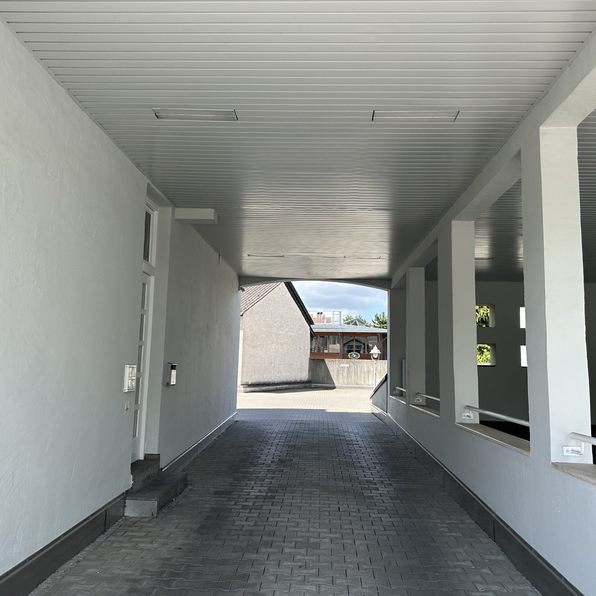 Fassade Bahnhofstrasse und Durchfahrt